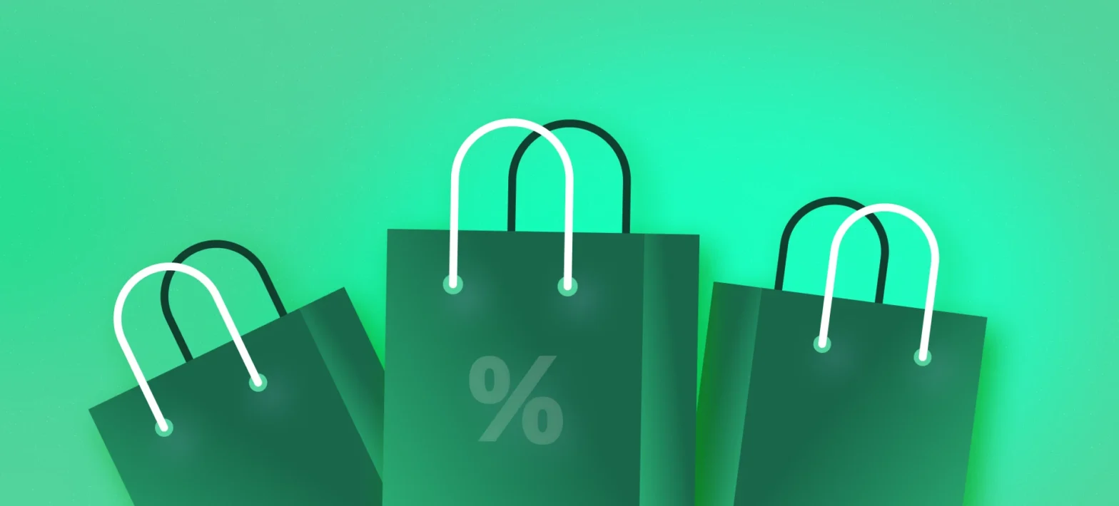 Três sacolas de compras verdes com alças pretas e brancas, uma com um símbolo de porcentagem, sobre fundo verde.